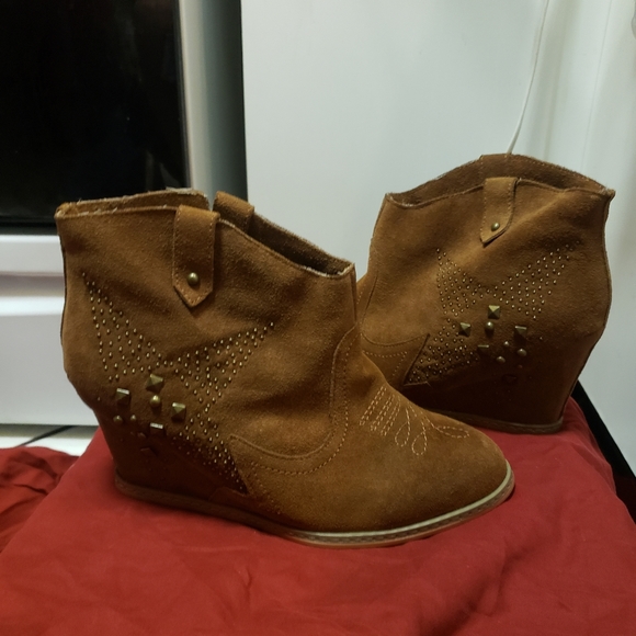 NAUGHTY MONKEY SUEDE HIDDEN HEEL WEDGE WESTERN STYLE ANKLE BOOT/SZ.8/SNWOT - Picture 2 of 12